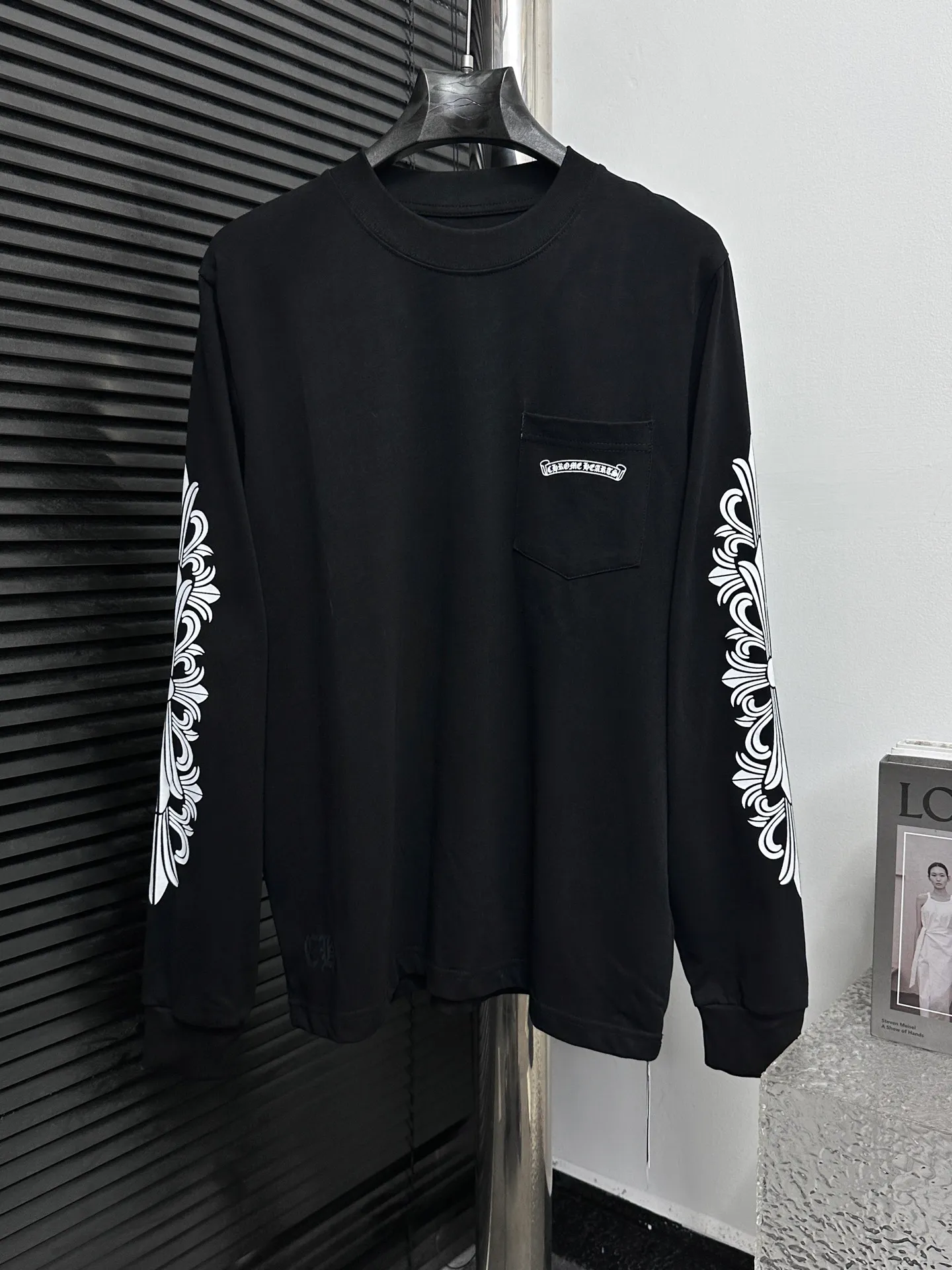 🅿️230 [Come Hearts] Crow Heart Graffiti Letters Limited Sanskrit Printed Long Sleeves, High Weight Threads on Collar and Cuffs, Custom Weaved and Dyed 280g Double Yarn Pure Cotton Fabric, Washed Anti-Counterfeiting Tags and other auxiliary labels are all correct versions, super conspicuous, super pretty, super stylish, same style for men and women! The overall upper body highlights fashion and individuality, and when worn together by a couple, it is a recommended T-shirt by the Street Ace!! Same style for men and women Size: XS-L